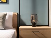 Praktický kúsok spálne? Nočný stolík so skrytým úložným priestorom Praktický kúsok spálne? Nočný stolík so skrytým úložným priestorom