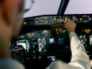 7 zaujímavostí o leteckej simulácii Kokpit moderného leteckého simulátora s realistickými ovládacími prvkami a obrazovkami simulujúcimi let.