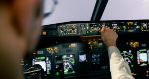 7 zaujímavostí o leteckej simulácii Kokpit moderného leteckého simulátora s realistickými ovládacími prvkami a obrazovkami simulujúcimi let.