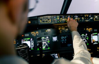 7 zaujímavostí o leteckej simulácii Kokpit moderného leteckého simulátora s realistickými ovládacími prvkami a obrazovkami simulujúcimi let.