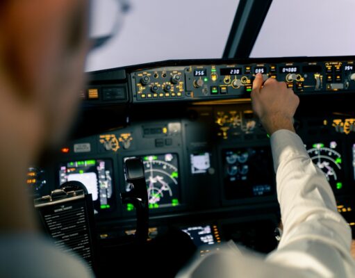7 zaujímavostí o leteckej simulácii Kokpit moderného leteckého simulátora s realistickými ovládacími prvkami a obrazovkami simulujúcimi let.