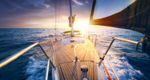 Tipy pre začínajúcich jachtárov – ako sa bezpečne plaviť počas noci Bezpečná nočná plavba – rady pre začínajúcich jachtárov, ako zvládnuť plavbu počas noci.