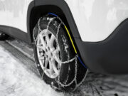 5 najčastejších chýb pri používaní snehových reťazí Používateľ inštaluje snehové reťaze na auto počas zimnej jazdy