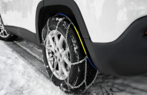 5 najčastejších chýb pri používaní snehových reťazí Používateľ inštaluje snehové reťaze na auto počas zimnej jazdy