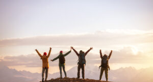 Prvé turistické kroky: Čomu sa vyhnúť a čo si naplno užiť Začiatočník turistický krok na chodníku v prírode s batožinou