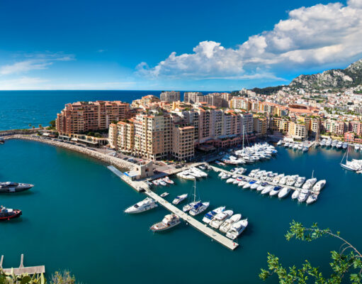 Monte Carlo nie je len mesto kasín a zábavy: Čo sa oplatí v meste zažiť? Monte Carlo s ikonickými budovami a výhľadmi na Stredozemné more, lákajúcimi na nezabudnuteľné zážitky.