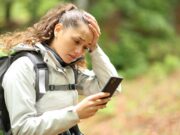 Rizikám v horách sa dá predísť: Sprievodca bezpečnou turistickou pre začiatočníkov Začiatočník na turistickej trase v horách s potrebným vybavením a bezpečnostnými pokynmi.