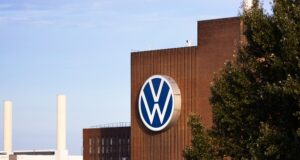 Kríza v automobilovom priemysle: Prepúšťanie a výzvy súčasnosti Automobilový priemysel čelí kríze – prepúšťanie, problémy s dodávkami a nové výzvy. Zistite, čo ohrozuje toto odvetvie a aké sú možné riešenia.