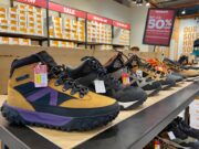 Turistická obuv – ako sa testuje v teréne? Rôzne modely turistickej obuvi vystavené v predaji – výber a testovanie topánok na odolnosť v teréne.