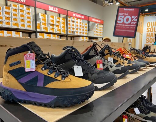 Turistická obuv – ako sa testuje v teréne? Rôzne modely turistickej obuvi vystavené v predaji – výber a testovanie topánok na odolnosť v teréne.