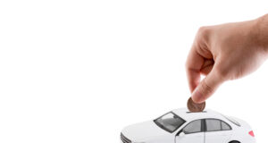 Ako šetriť palivo: techniky efektívnej jazdy Vodič sleduje spotrebu paliva na palubnej doske pri ekonomickej jazde.