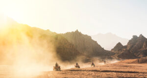 Štvorkolky a adrenalínové zážitky: Najlepšie off-roadové eventy v Európe Nočné štvorkolkové dobrodružstvo počas off-roadového festivalu v horách