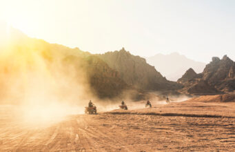 Štvorkolky a adrenalínové zážitky: Najlepšie off-roadové eventy v Európe Nočné štvorkolkové dobrodružstvo počas off-roadového festivalu v horách
