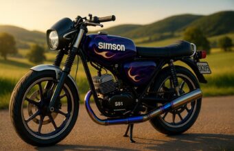Úpravy Simson S51: Výkon, ktorý cítite na ceste Upravený motocykel Simson S51 pripravený na cestu, zaparkovaný pri garáži