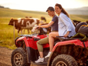 Jazda na ATV so psíkom: Ako bezpečne zobrať štvornohého kamaráta na výlet Pes vedľa štvorkolky pripravený na spoločný výlet v prírode Spýtať sa modelu ChatGPT