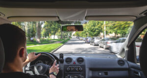 Ako správne jazdiť, aby ste minimalizovali opotrebenie vozidla? Vodič jazdí plynulo mestom, sleduje otáčkomer a dodržiava šetrný štýl jazdy