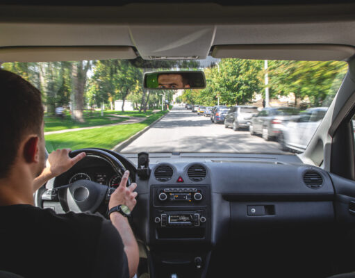 Ako správne jazdiť, aby ste minimalizovali opotrebenie vozidla? Vodič jazdí plynulo mestom, sleduje otáčkomer a dodržiava šetrný štýl jazdy