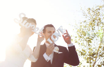 Darčeky pre novomanželov: zabudnite na elektrospotrebiče! Toto je hitom posledných rokov Novomanželia rozbaľujú originálny svadobný darček počas oslavy.