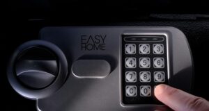 Aký bezpečnostný systém a komponenty by som si mal vybrať na ochranu domácnosti? Moderný bezpečnostný systém v domácnosti s kamerou a ovládaním cez mobil.
