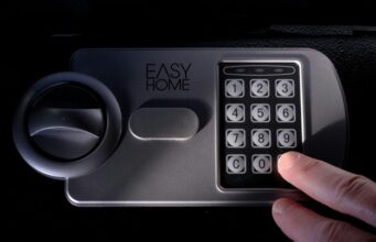 Aký bezpečnostný systém a komponenty by som si mal vybrať na ochranu domácnosti? Moderný bezpečnostný systém v domácnosti s kamerou a ovládaním cez mobil.