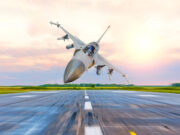 Čaká vás zážitkový let stíhačkou? Toto sú pravidlá, ktoré musíte poznať Stíhačka pripravená na zážitkový let s pilotom a pasažierom na letiskovej ploche.