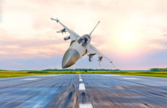 Čaká vás zážitkový let stíhačkou? Toto sú pravidlá, ktoré musíte poznať Stíhačka pripravená na zážitkový let s pilotom a pasažierom na letiskovej ploche.